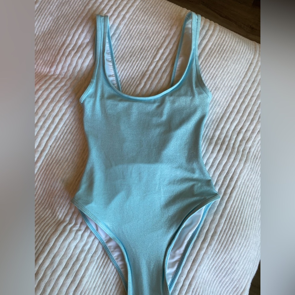 FRANKIES BIKINIS Kyle Iridescent one piece swimsuit🤍size small